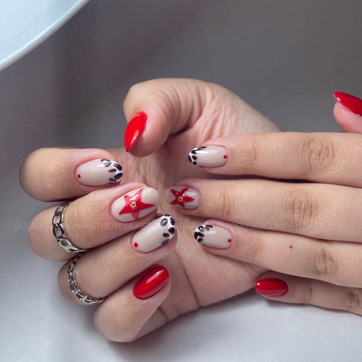 Kırmızı ve desenli modern nail art tasarımı