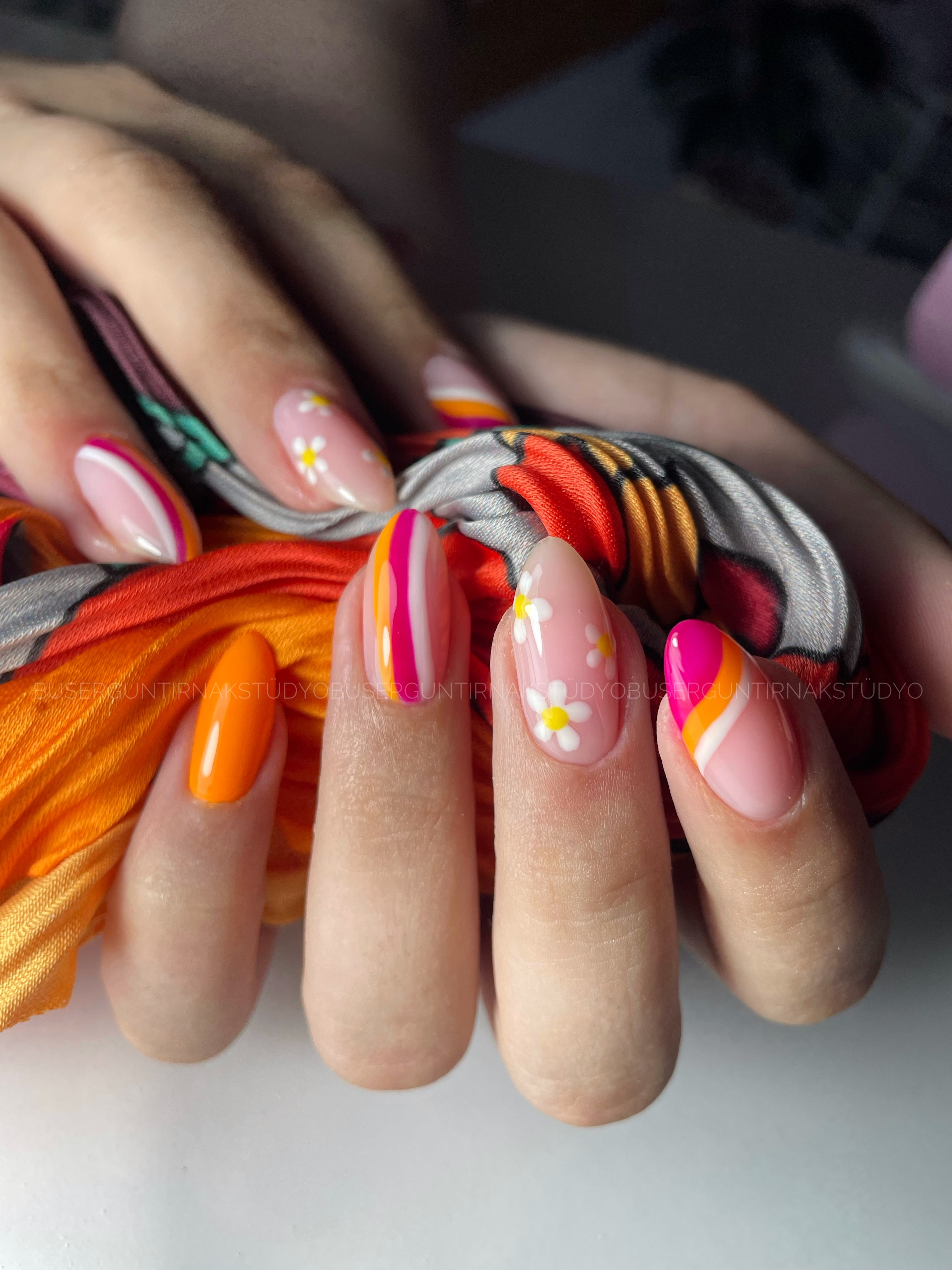 Buse Ergün Tırnak Stüdyo'da modern nail art uygulaması